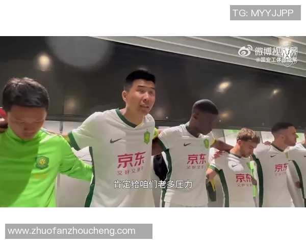 足球明星与球迷互动中的暴躁瞬间揭示了运动员的真实情感与压力挑战